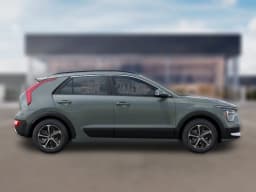 Kia Niro EX FWD 2026 — side view