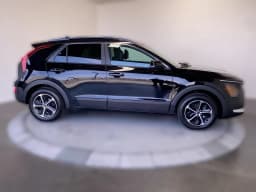 Kia Niro EX FWD 2026 — side view