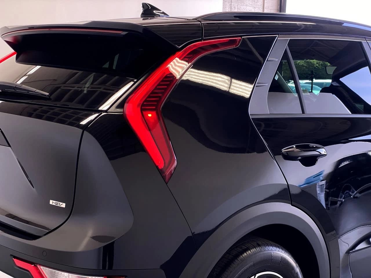 Kia Niro EX FWD 2026 — side view