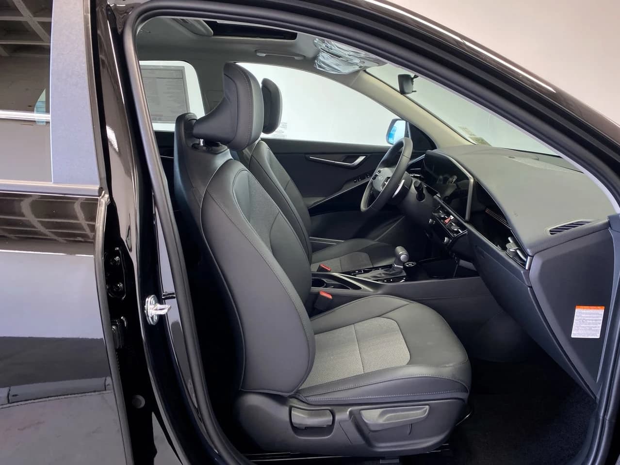 Kia Niro EX FWD 2026 — side view
