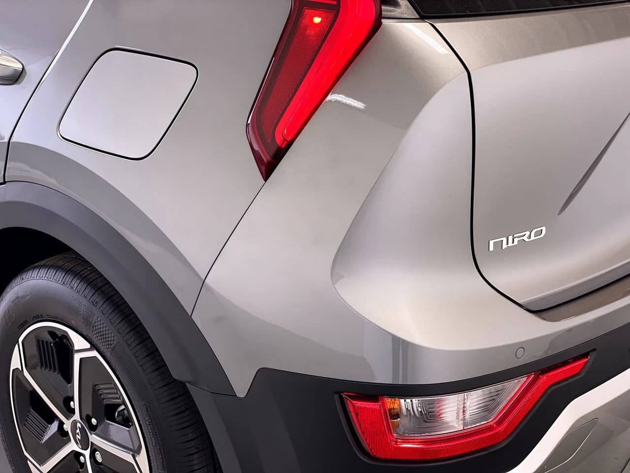 Kia Niro EX FWD 2026 — side view