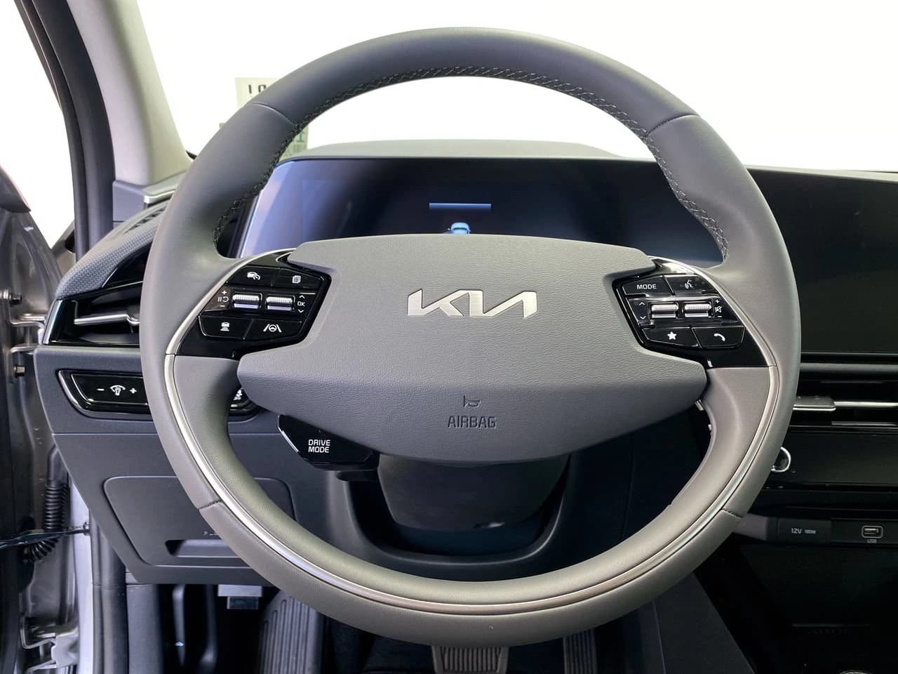 Kia Niro EX FWD 2026 — side view