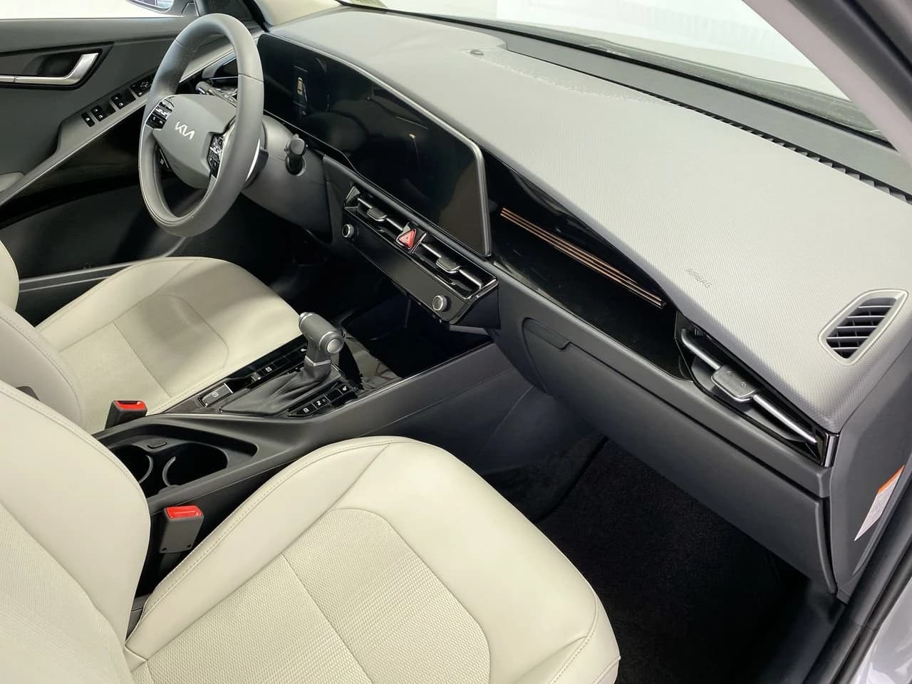 Kia Niro EX FWD 2026 — side view