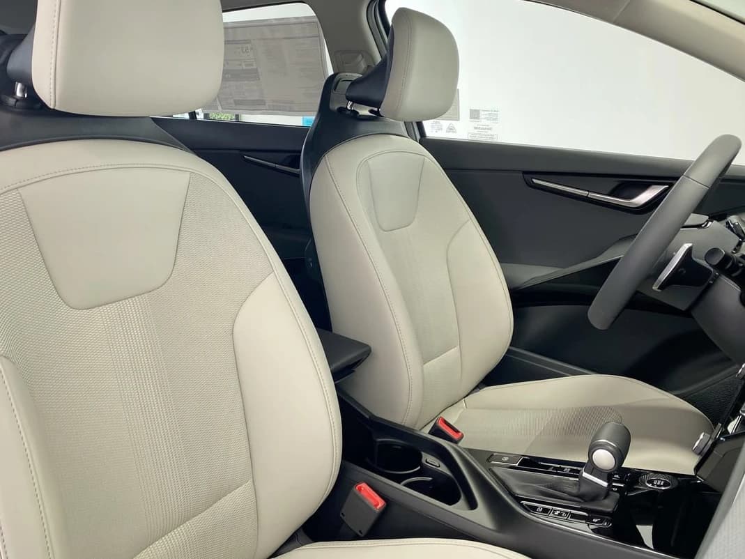 Kia Niro EX FWD 2026 — side view