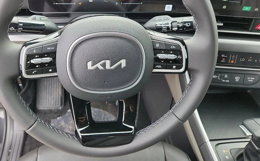 Kia Carnival LXS FWD 2026 — side view