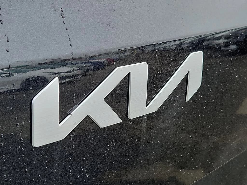 Kia Carnival LXS FWD 2026 — side view
