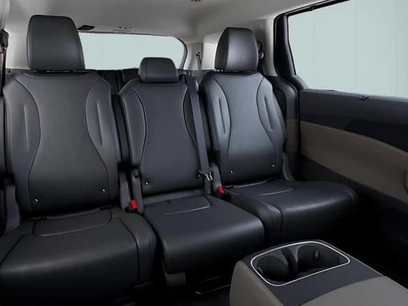 Kia Carnival EX FWD 2026 — side view