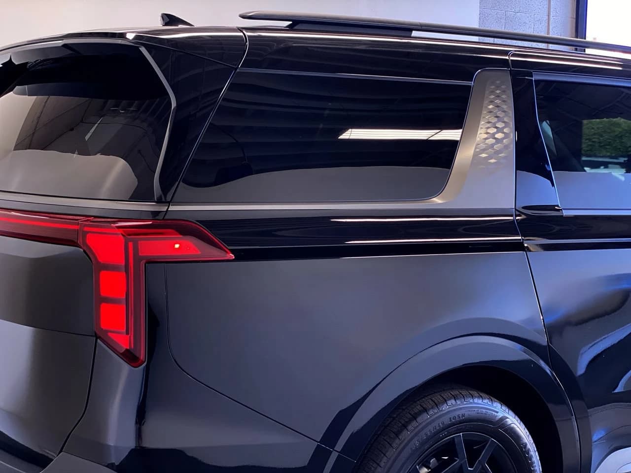 Kia Carnival SX FWD 2027 — side view