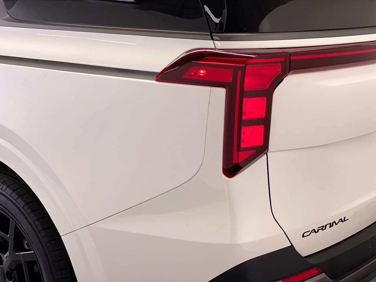 Kia Carnival Hybrid SX FWD 2027 — side view
