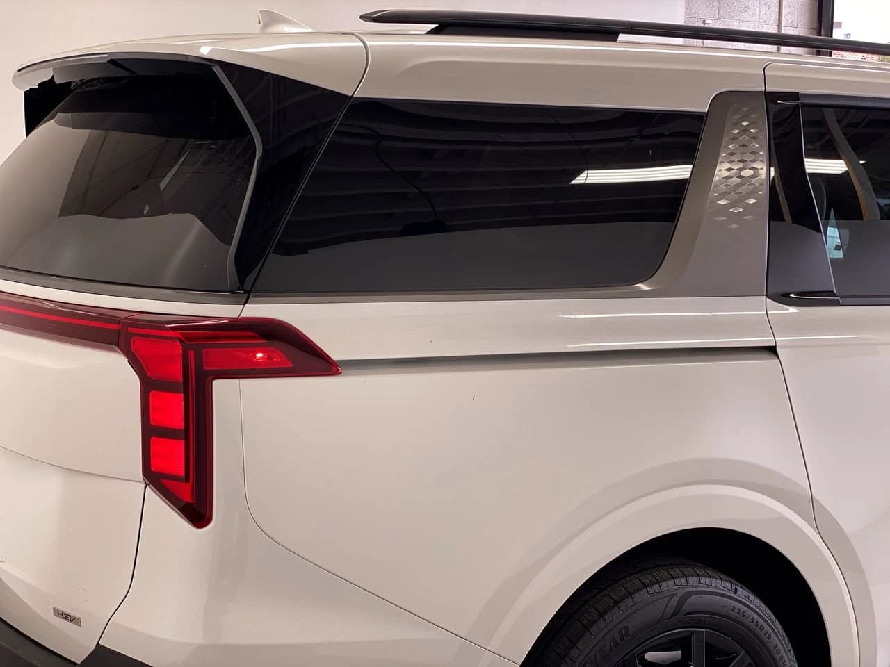 Kia Carnival Hybrid SX FWD 2027 — side view