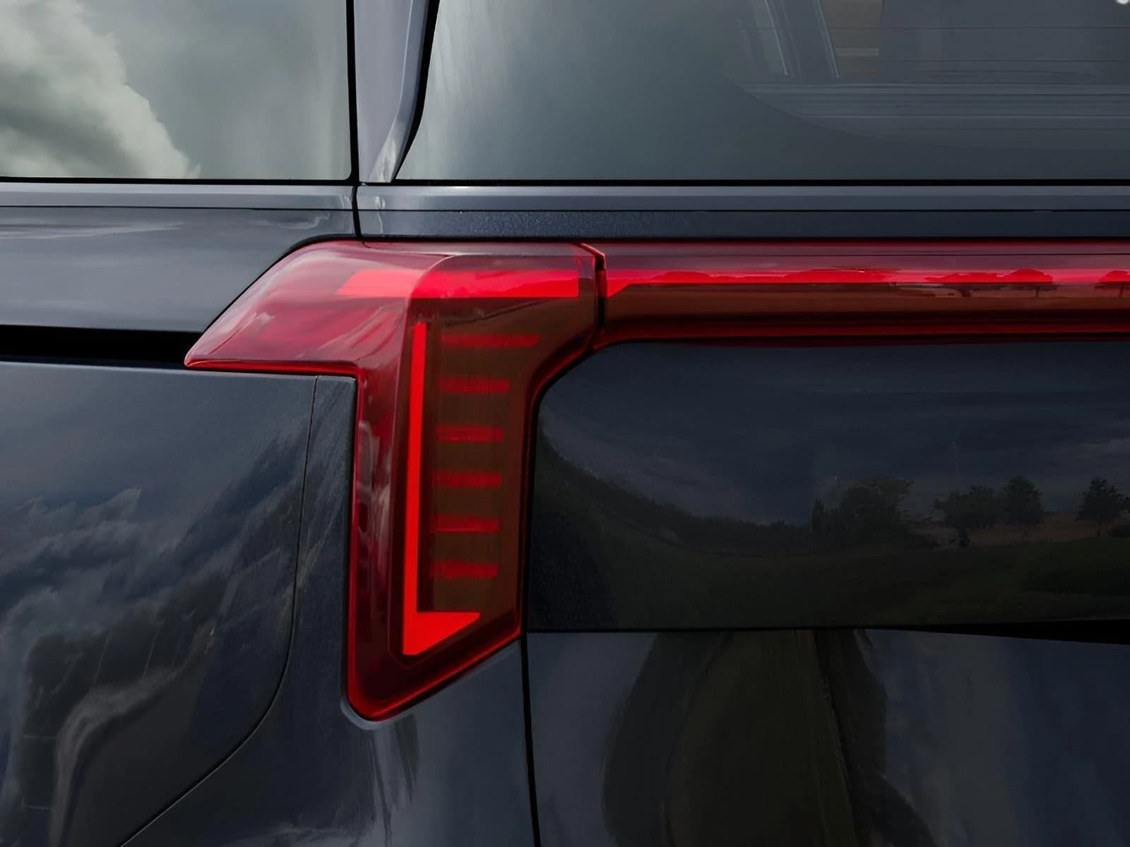 Kia Carnival Hybrid SX Prestige FWD 2025 — side view