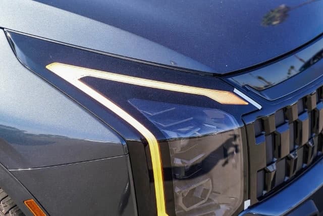 Kia Sportage Plug-In Hybrid X-Line AWD 2026 — side view