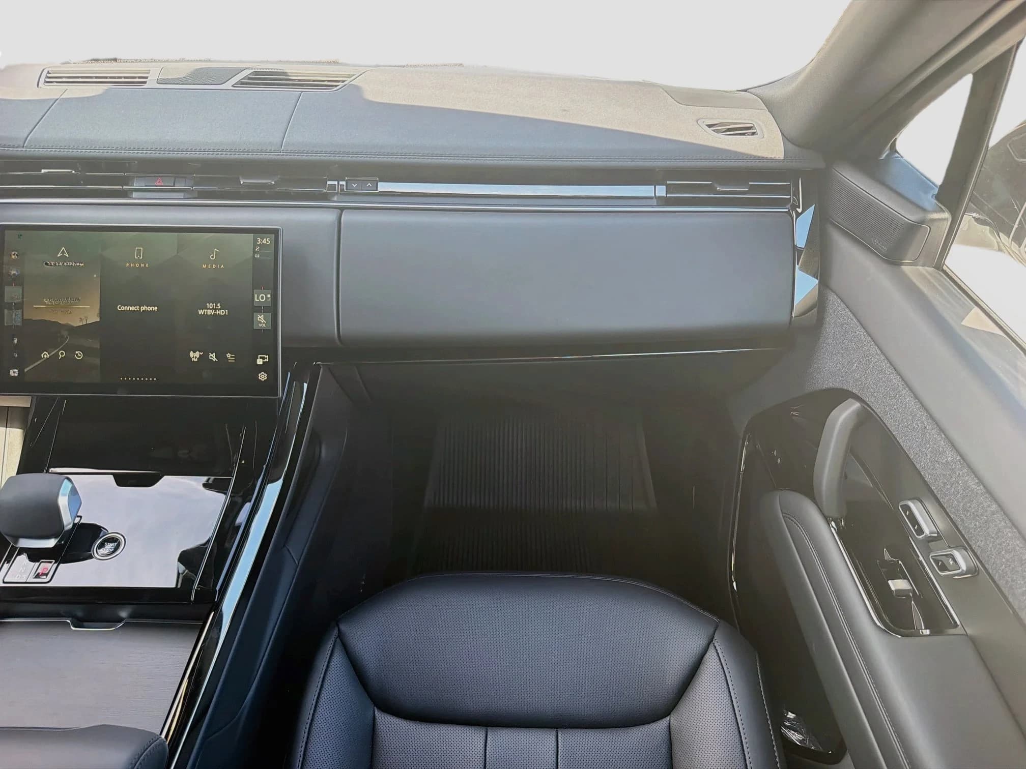 Land Rover Range Rover Sport Dynamic SE P400 2026 — side view