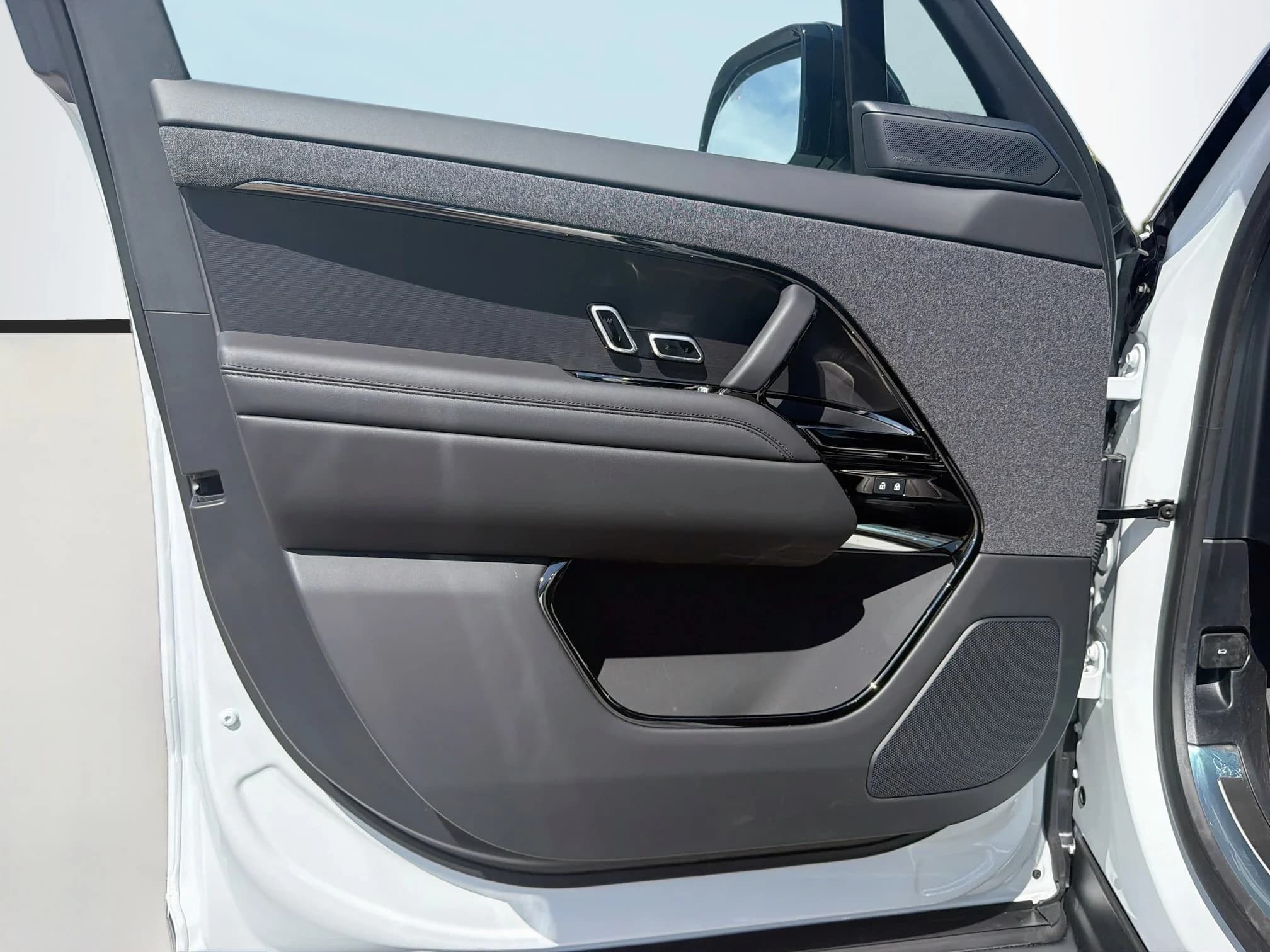 Land Rover Range Rover Sport Dynamic SE P400 2026 — side view