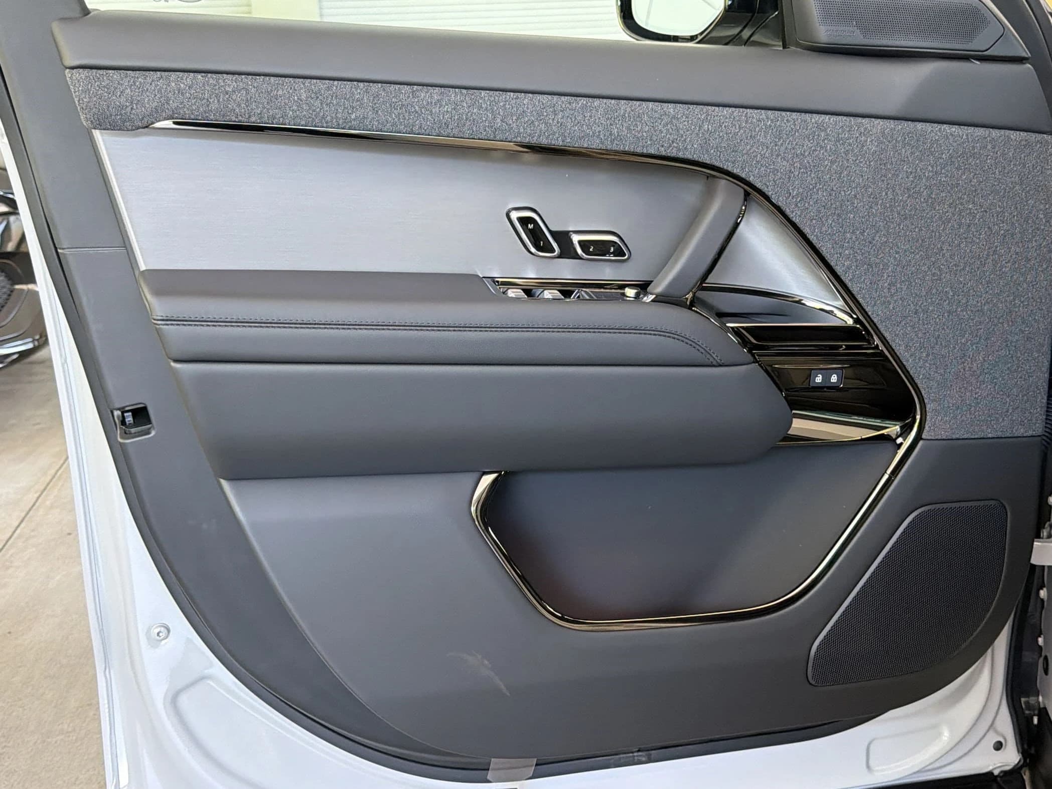 Land Rover Range Rover Sport SE P360 2026 — side view