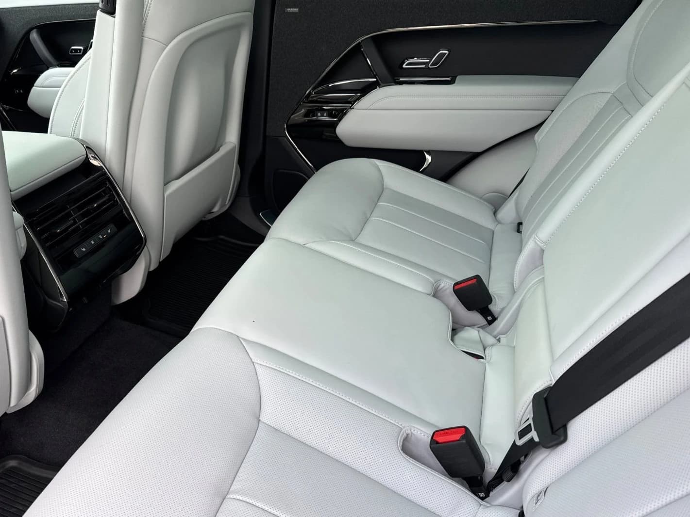 Land Rover Range Rover Sport SE P360 2026 — side view