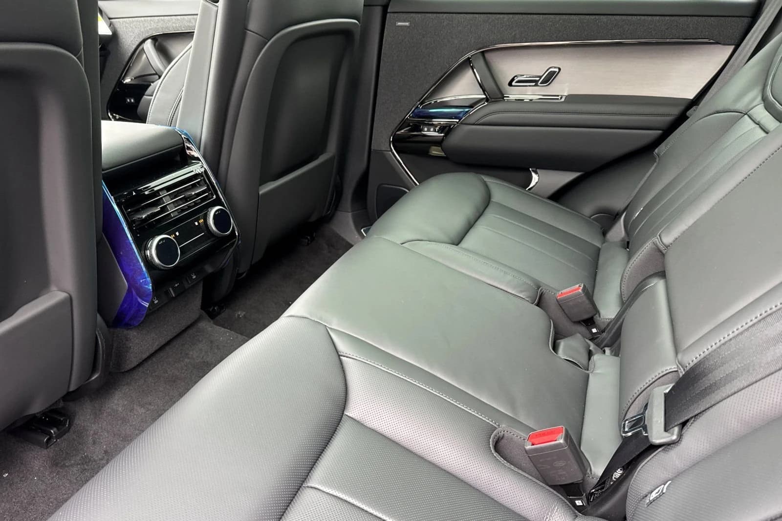 Land Rover Range Rover Sport SE P360 2026 — side view