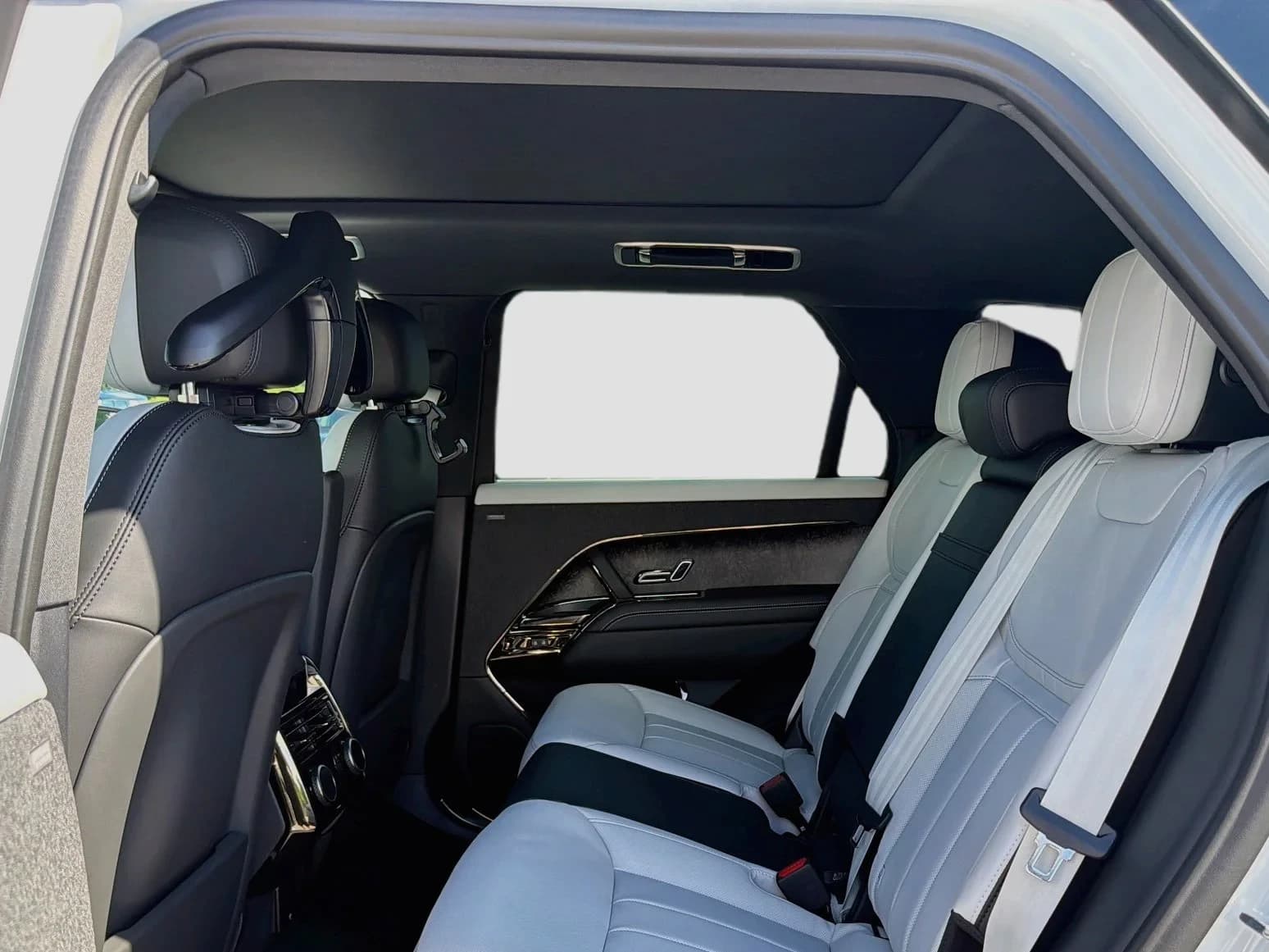 Land Rover Range Rover Sport Battersea Edition P550e 2027 — side view