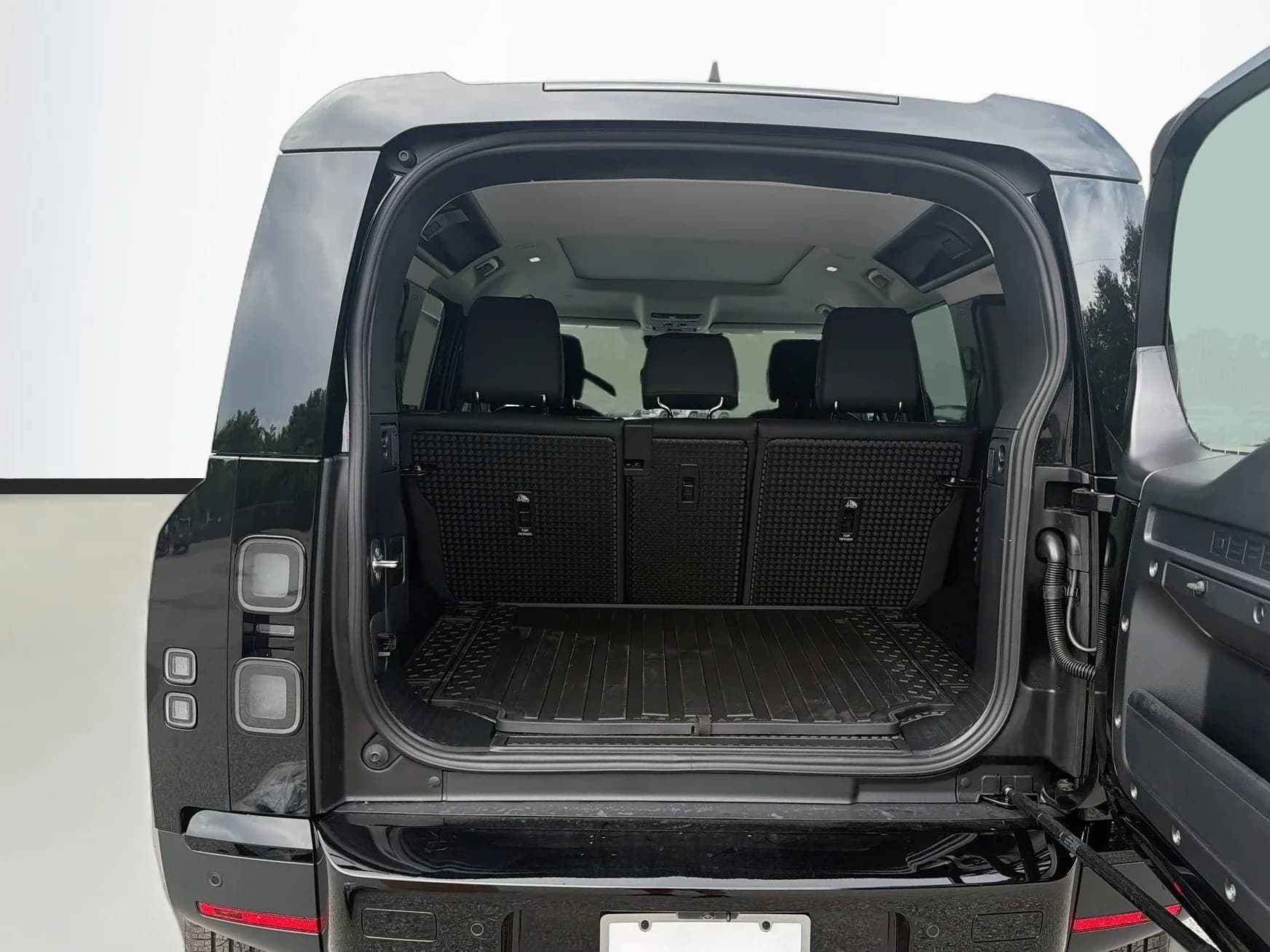 Land Rover Defender S 110 P300 2026 — side view