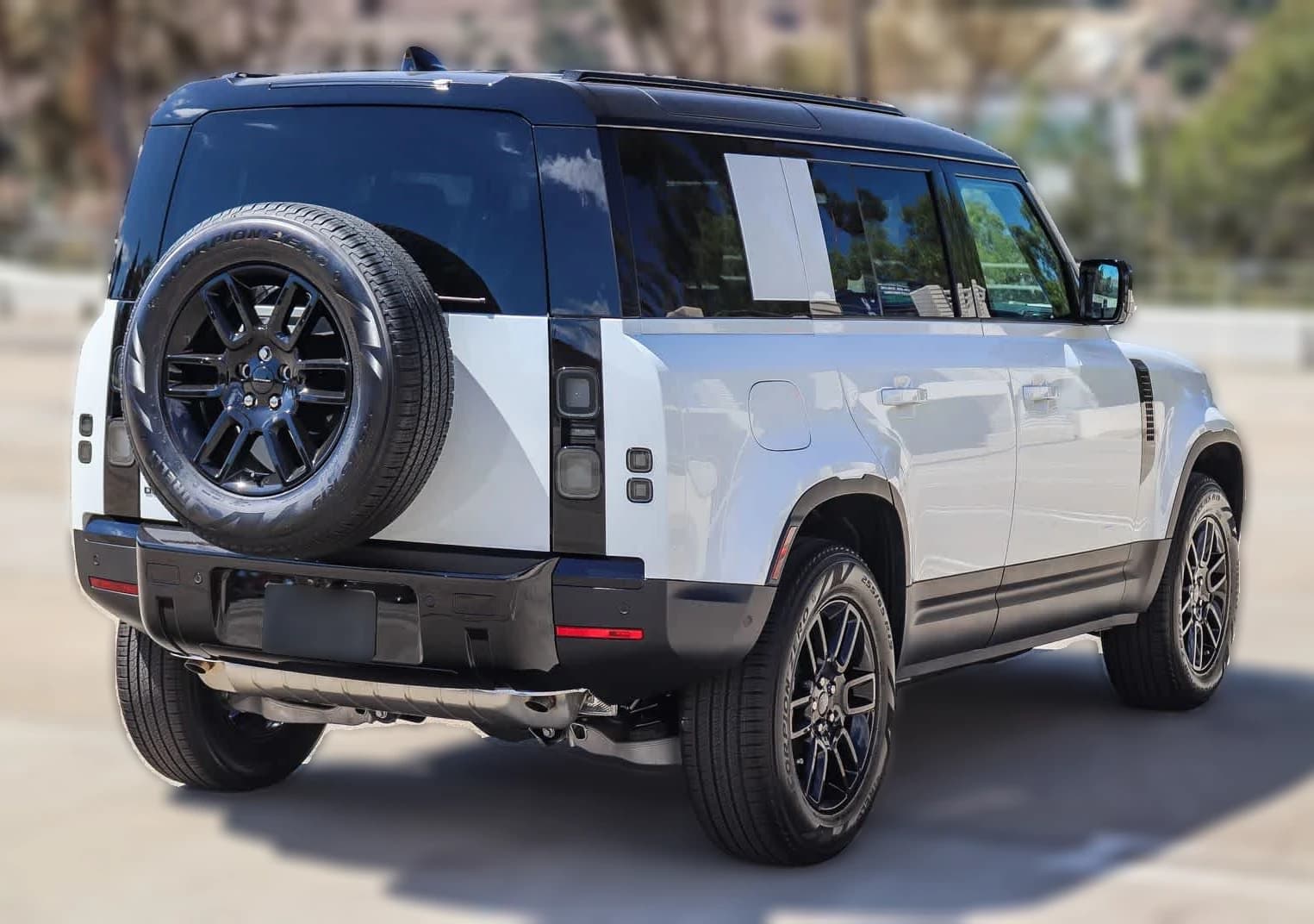 Land Rover Defender S 110 P300 2026 — side view