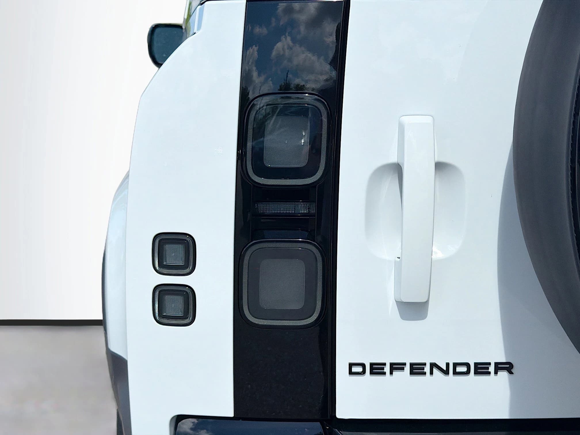 Land Rover Defender S 130 P300 2026 — side view