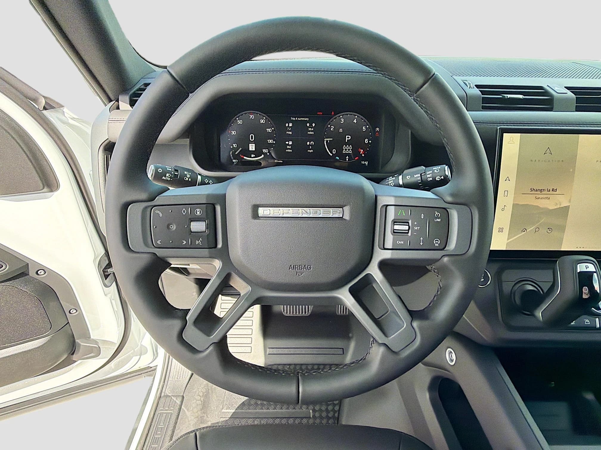 Land Rover Defender S 130 P300 2026 — side view
