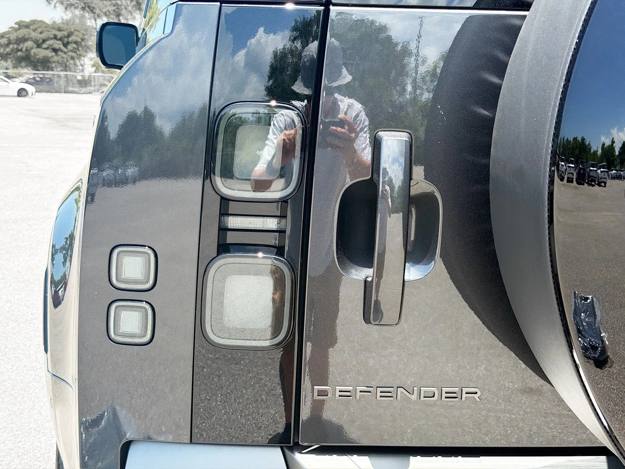 Land Rover Defender V8 130 P500 2026 — side view