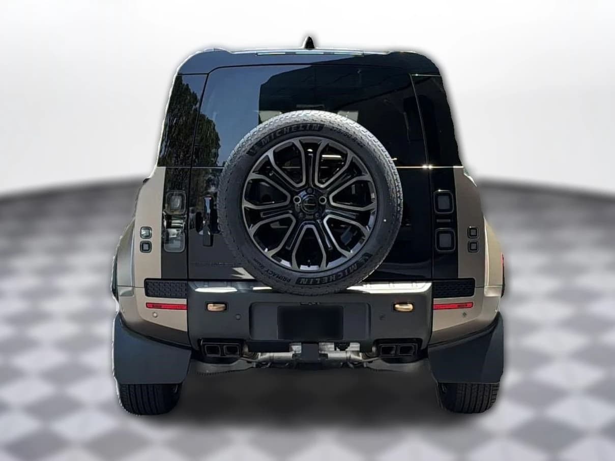 Land Rover Defender OCTA 110 P635 2026 — side view