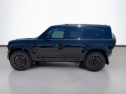 Land Rover Defender OCTA Black 110 P635 2026 — side view