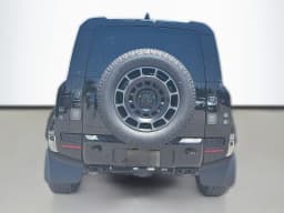 Land Rover Defender OCTA Black 110 P635 2026 — side view