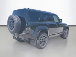 Land Rover Defender OCTA Black 110 P635 2026 — side view