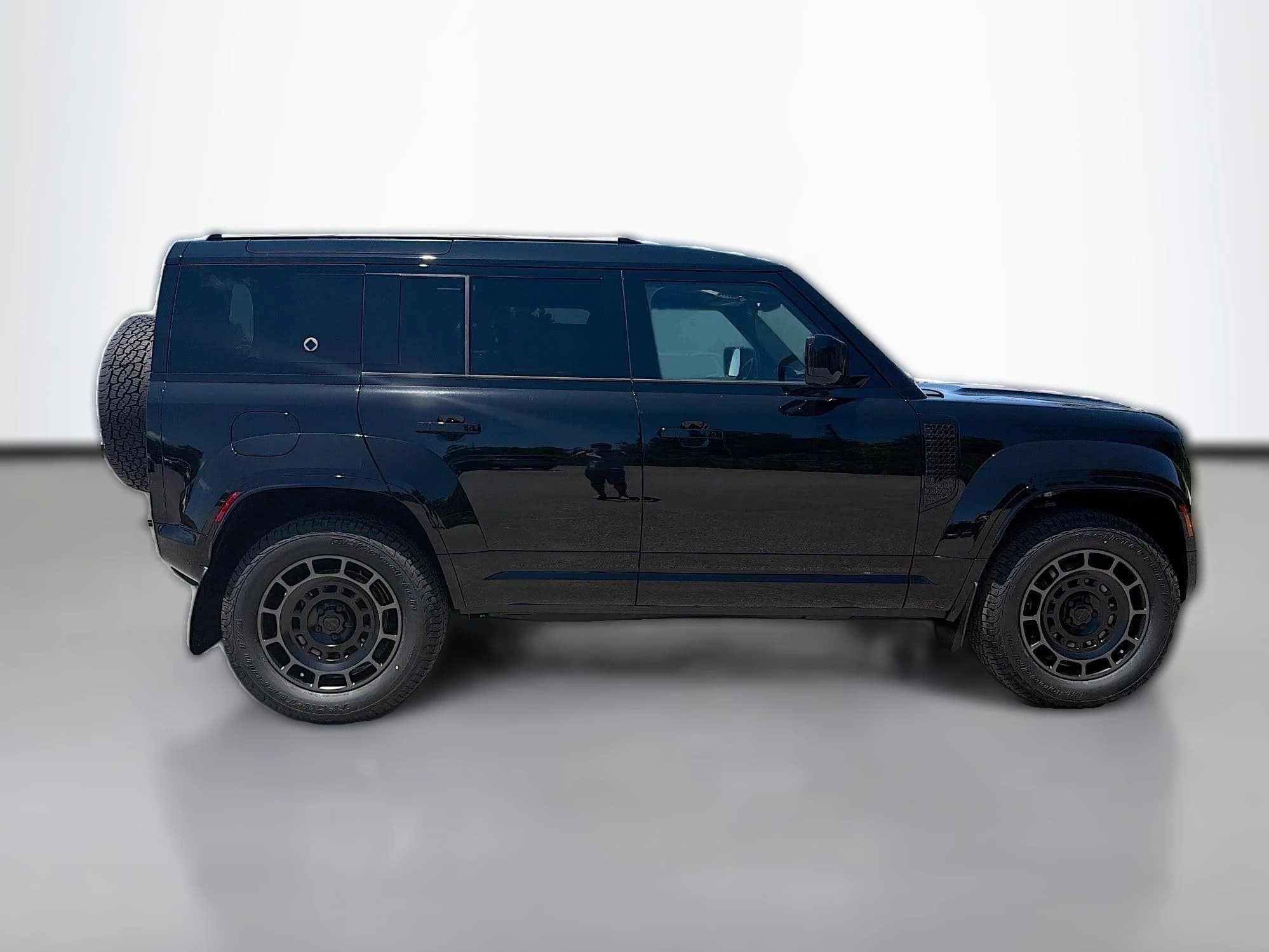 Land Rover Defender OCTA Black 110 P635 2026 — side view