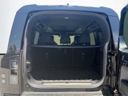 Land Rover Defender OCTA Black 110 P635 2026 — side view