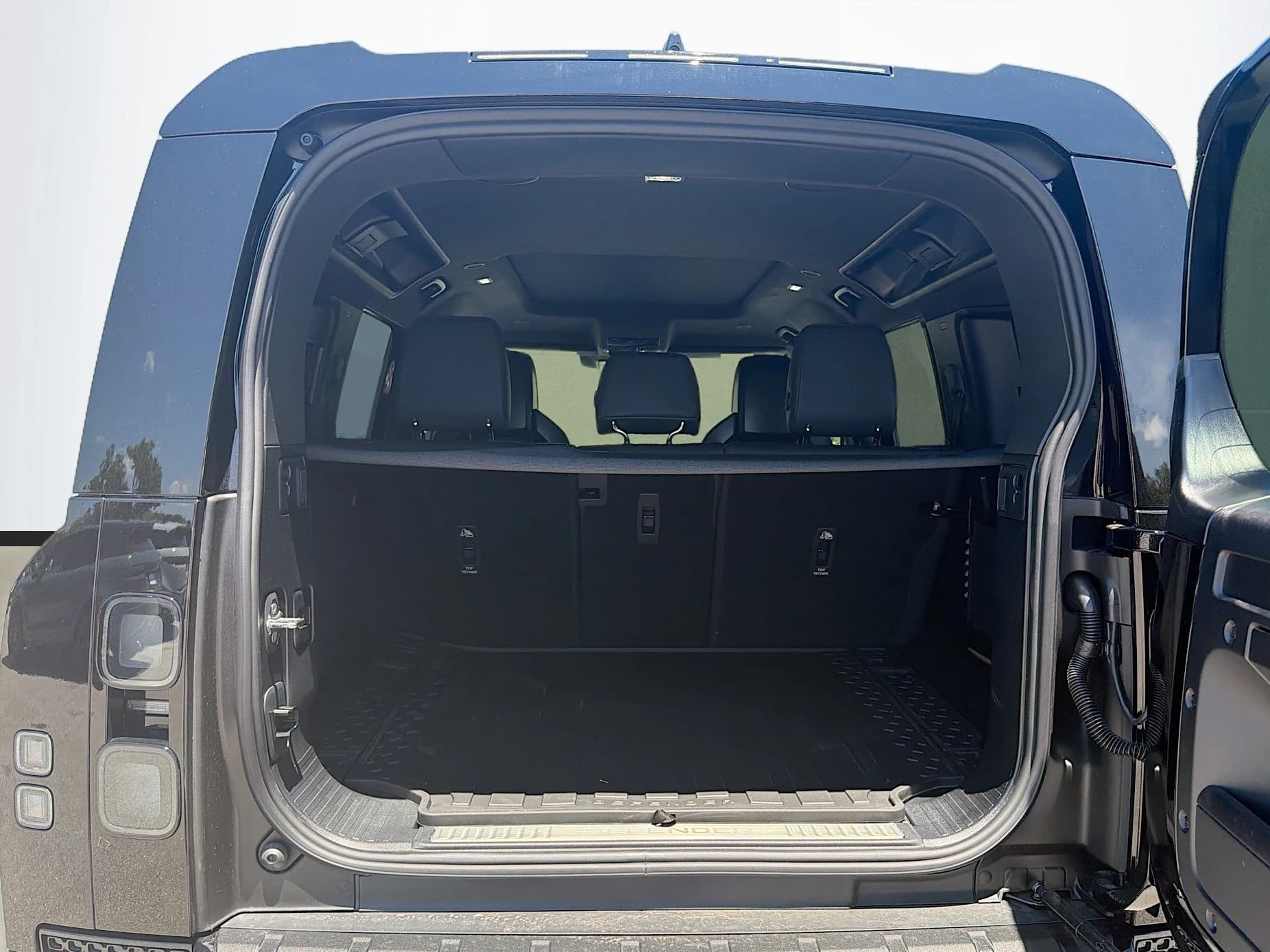 Land Rover Defender OCTA Black 110 P635 2026 — side view
