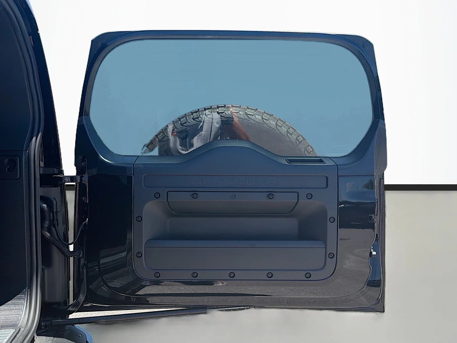 Land Rover Defender OCTA Black 110 P635 2026 — side view