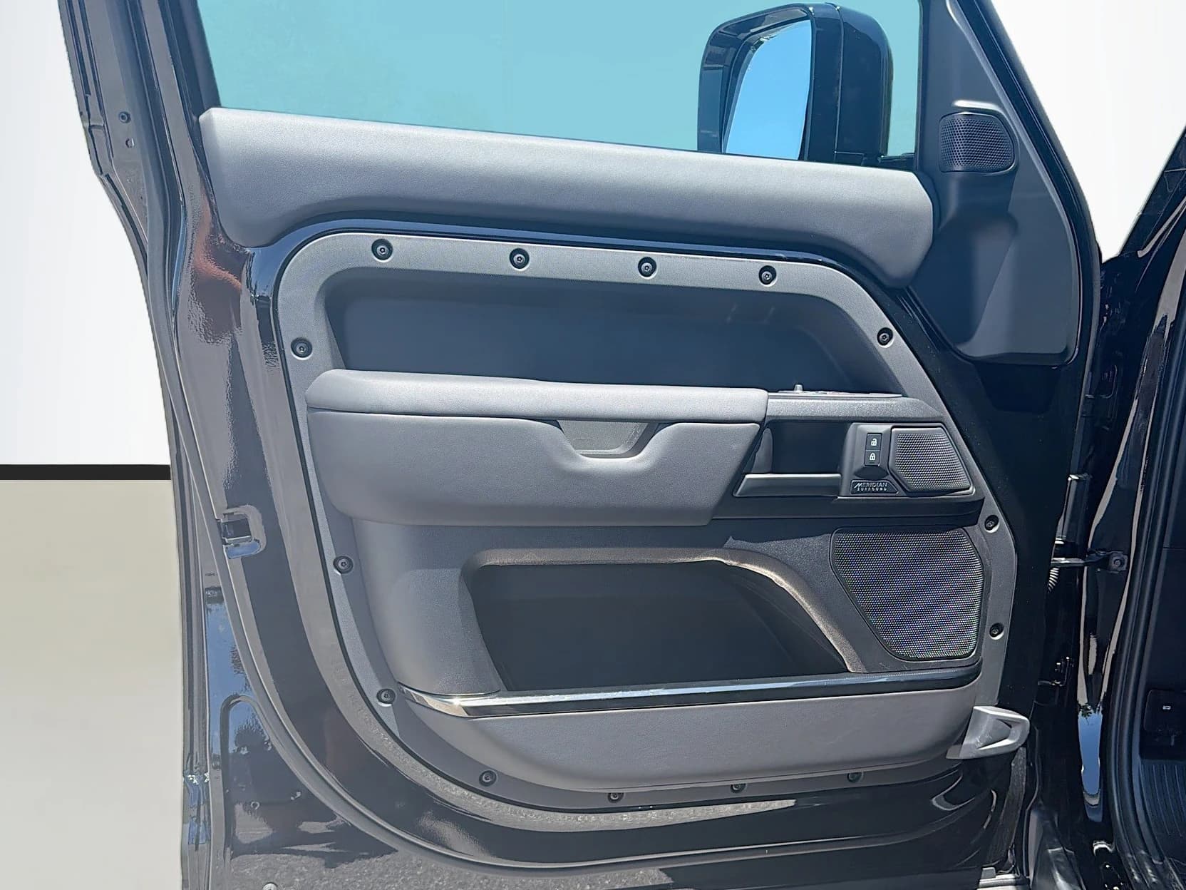Land Rover Defender OCTA Black 110 P635 2026 — side view
