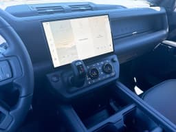 Land Rover Defender OCTA Black 110 P635 2026 — side view