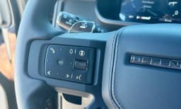 Land Rover Defender OCTA Black 110 P635 2026 — side view