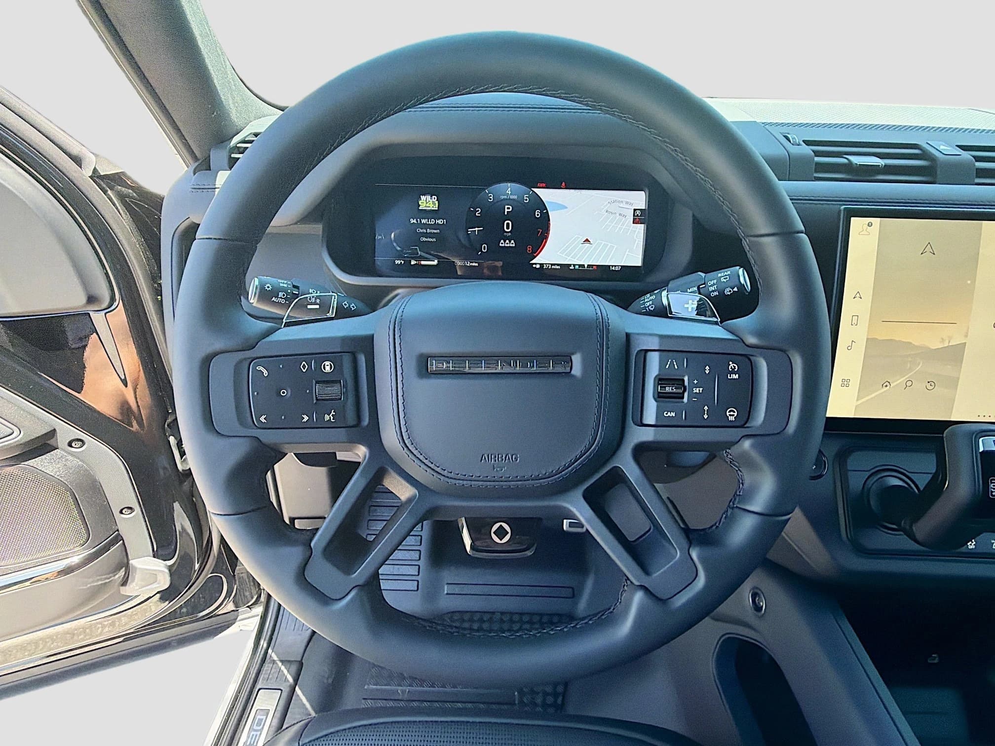 Land Rover Defender OCTA Black 110 P635 2026 — side view