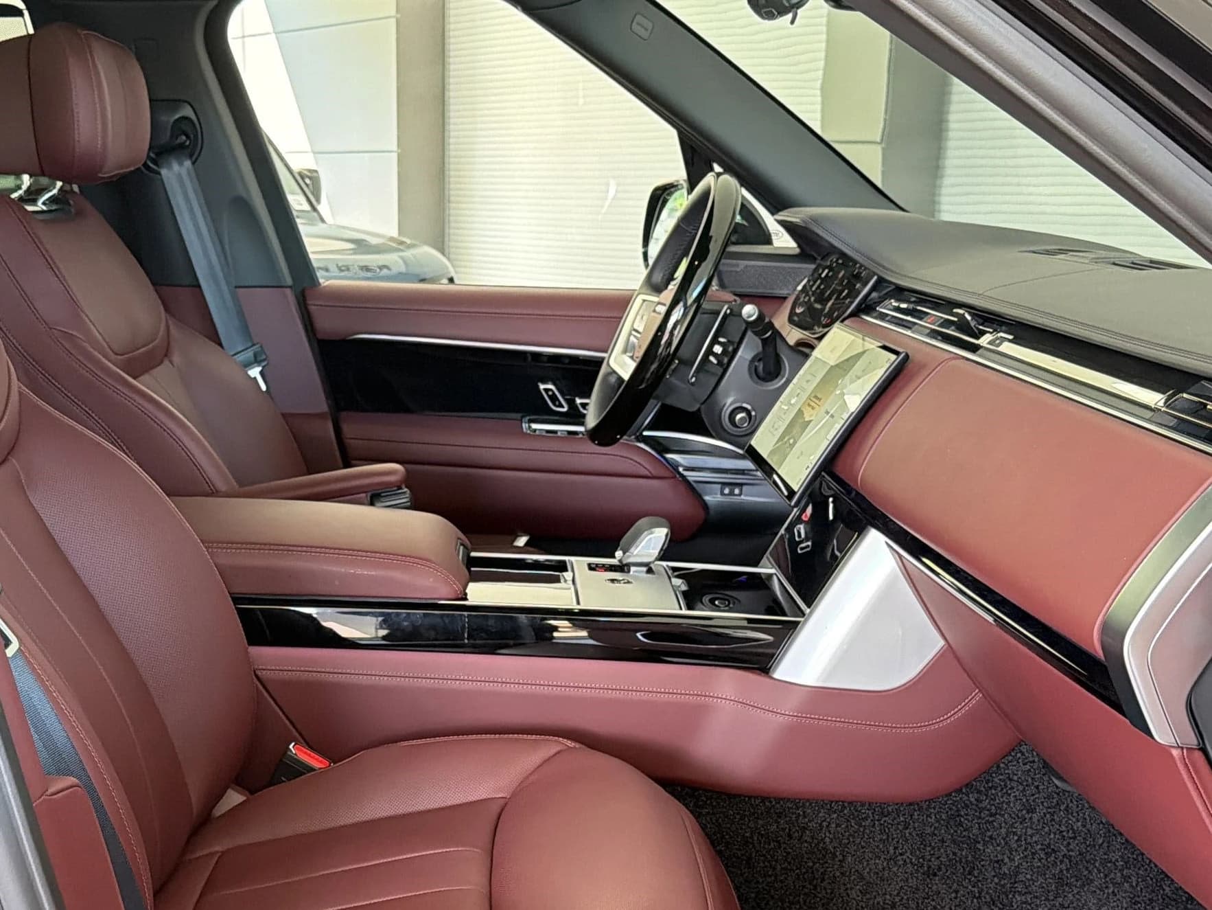 Land Rover Range Rover Autobiography P530 SWB 2026 — side view