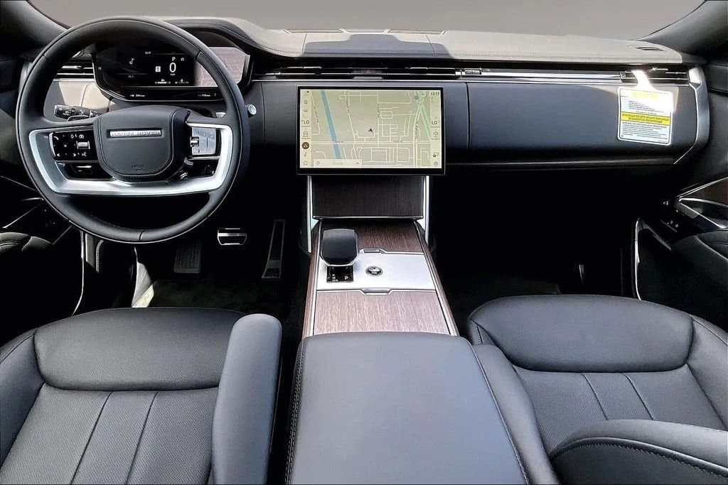 Land Rover Range Rover SE P400 SWB 2026 — side view