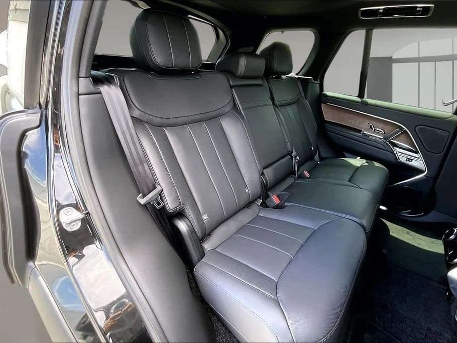 Land Rover Range Rover SE P400 SWB 2026 — side view