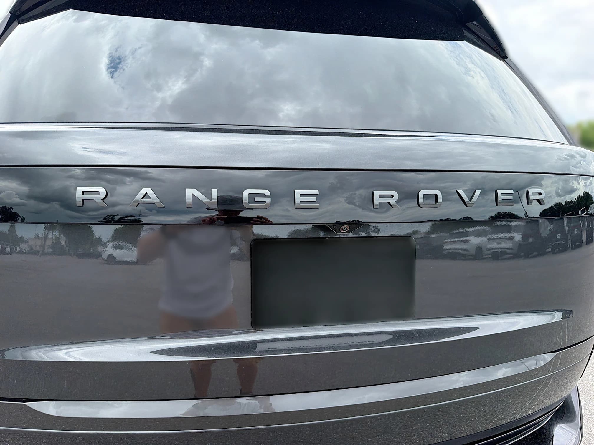 Land Rover Range Rover SE P400 SWB 2026 — side view
