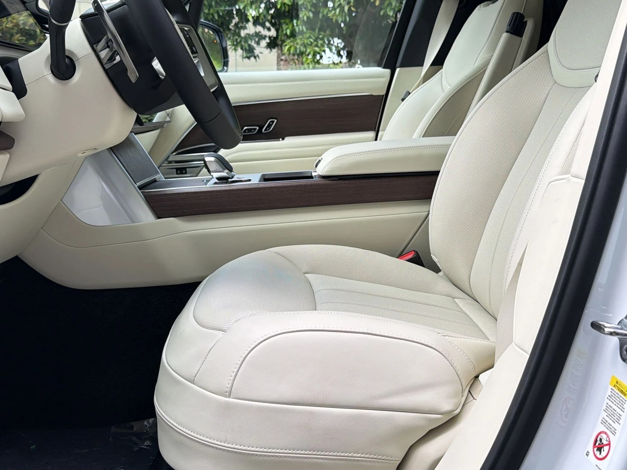 Land Rover Range Rover SE P400 LWB 7 Seat 2026 — side view