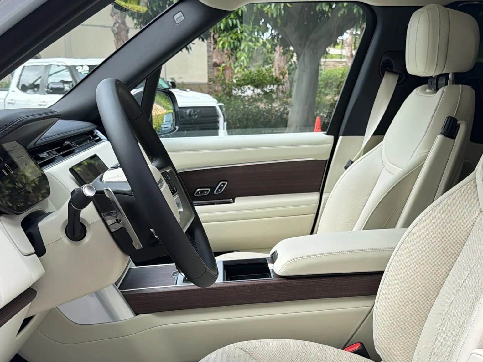 Land Rover Range Rover SE P400 LWB 7 Seat 2026 — side view