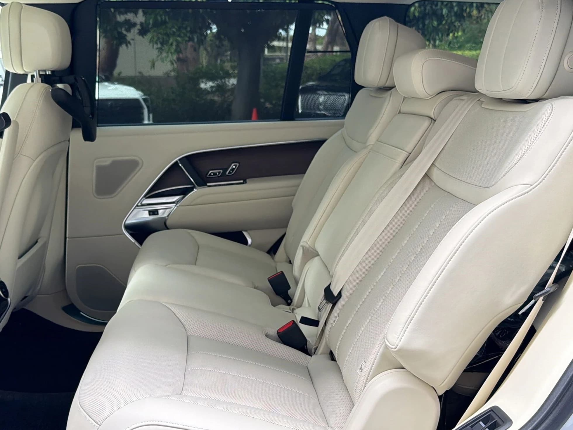 Land Rover Range Rover SE P400 LWB 7 Seat 2026 — side view