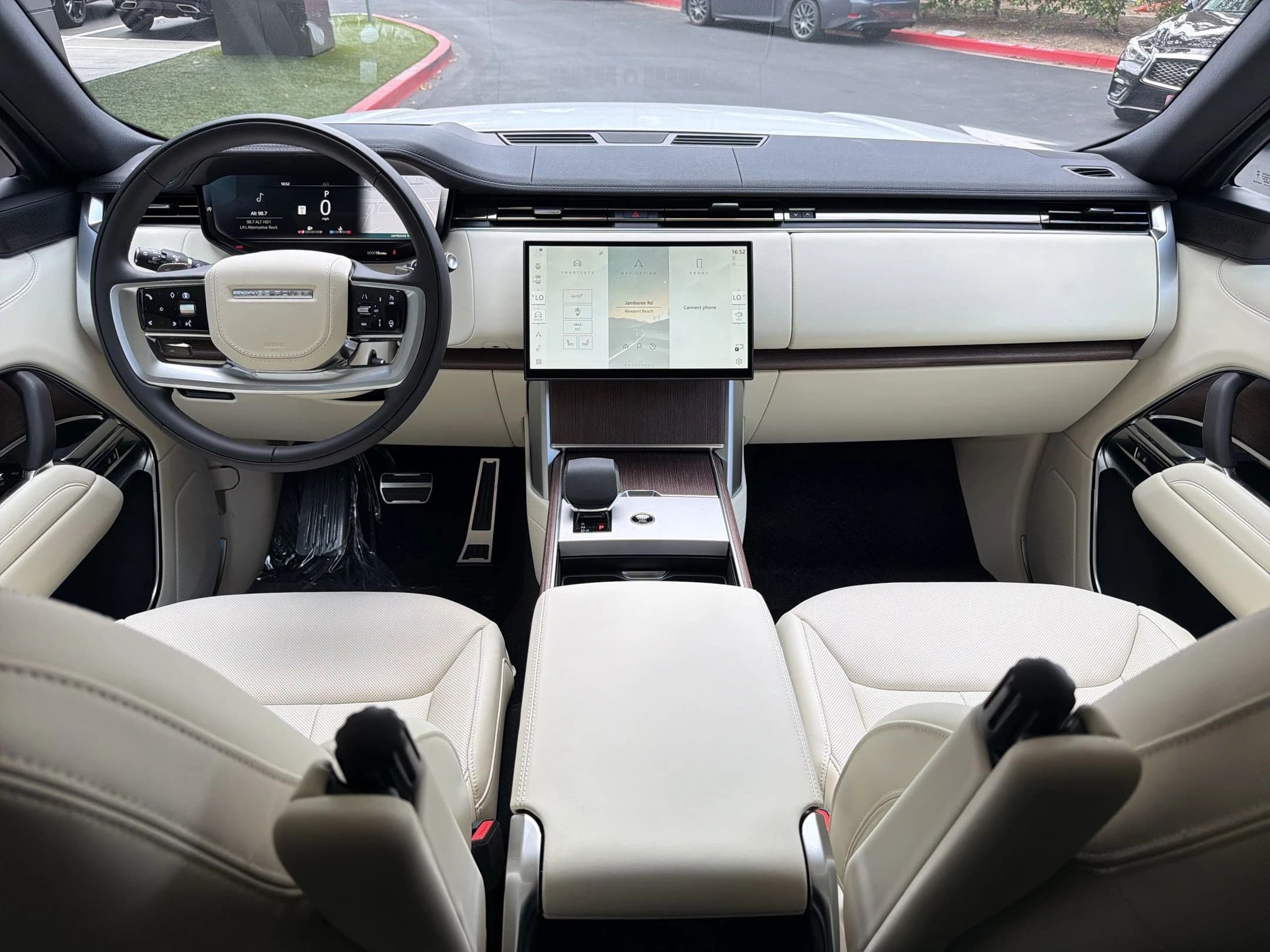 Land Rover Range Rover SE P400 LWB 7 Seat 2026 — side view