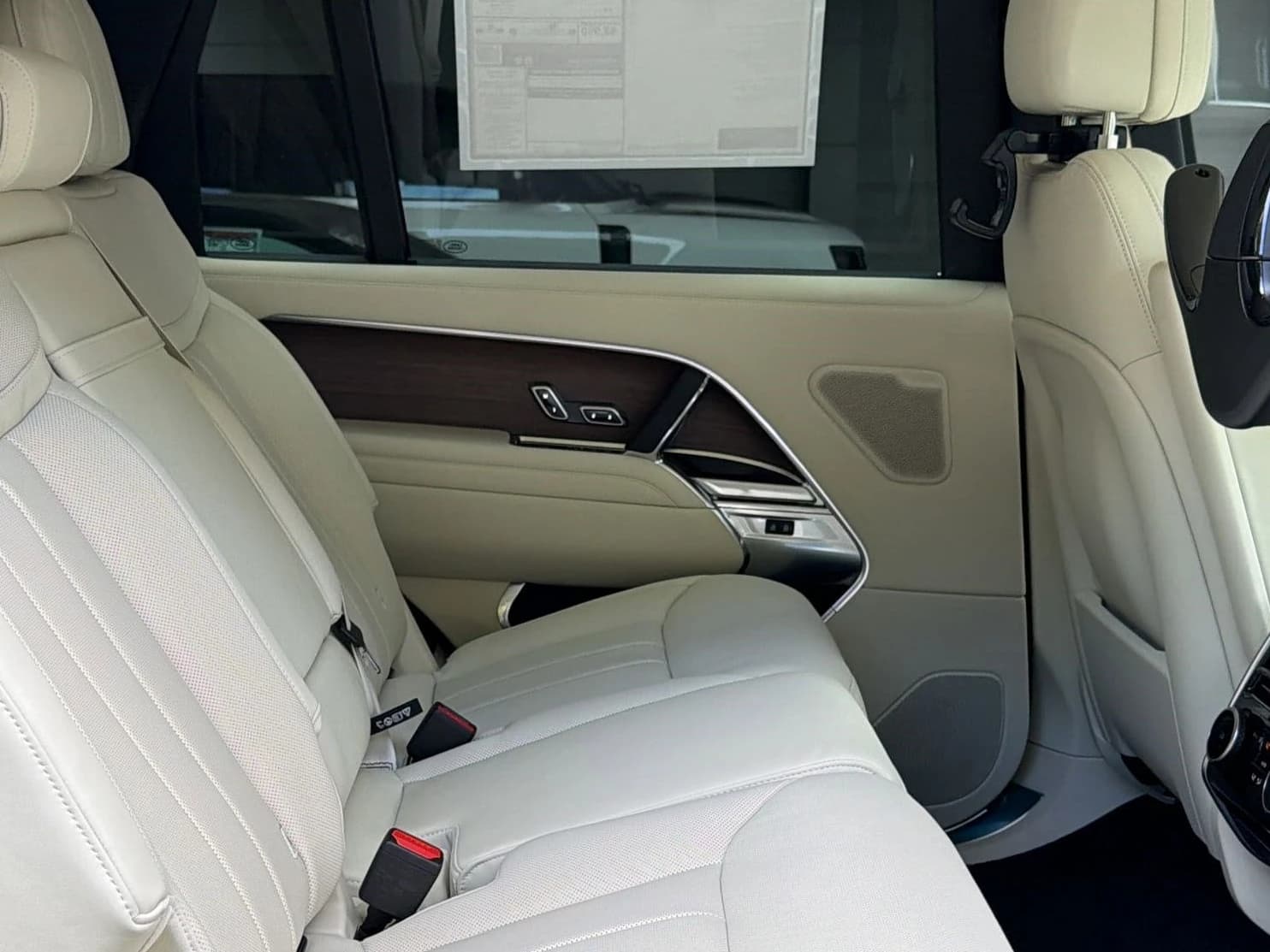 Land Rover Range Rover SE P400 LWB 7 Seat 2026 — side view