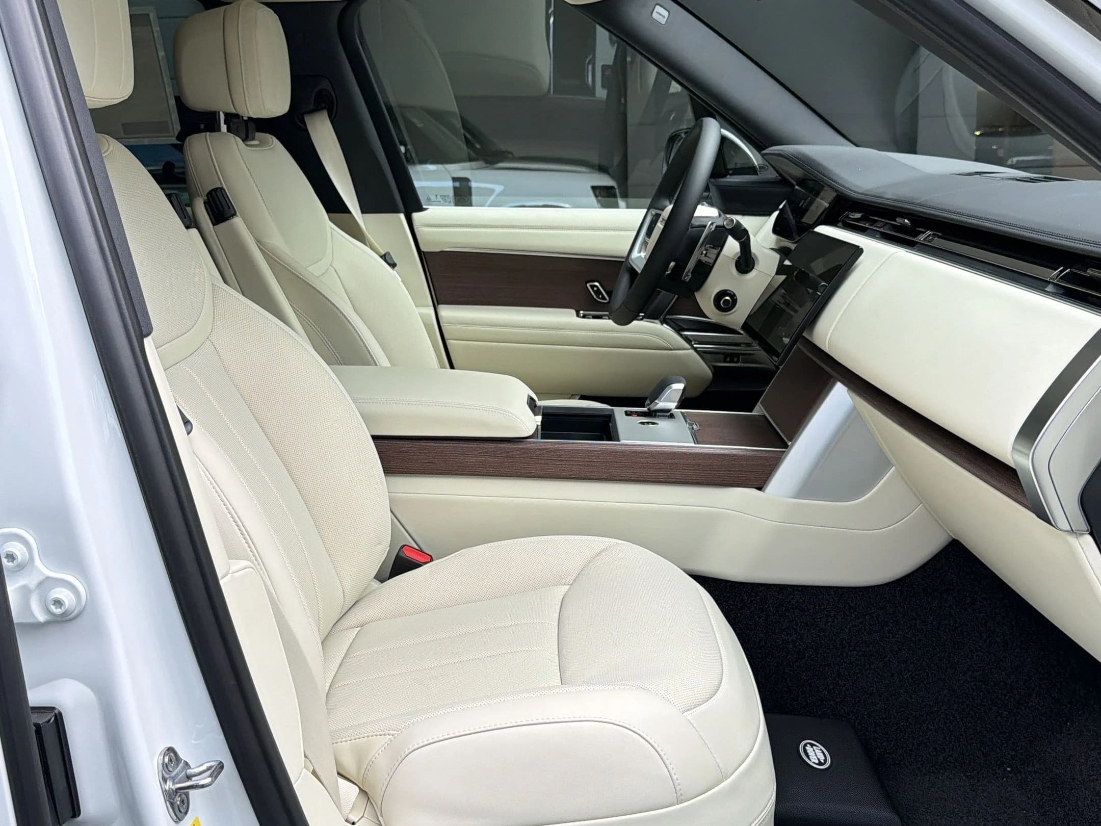 Land Rover Range Rover SE P400 LWB 7 Seat 2026 — side view