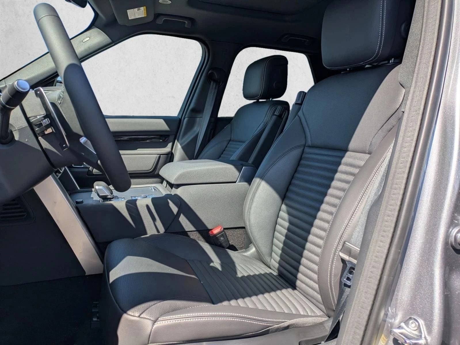 Land Rover Discovery S AWD 2026 — side view